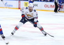 Евгений Кузнецов – фигура для нашего хоккея интересная. Он уехал в Национальную хоккейную лигу (НХЛ) из челябинского «Трактора» в 2014 году, и спустя 12 сезонов игры в одной команде с Александром Овечкиным вернулся в Россию. Однако и здесь он не может прижиться по-настоящему. Станет ли уфимский «Салават Юлаев» той самой пристанью, где Кузнецов обретёт себя? Именно здесь мы увидим его в «уже» 33 или «всего» 33 года. 