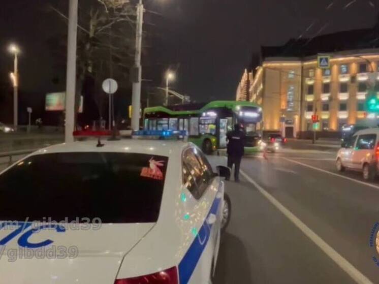 Наезд троллейбуса в Калининграде привел к разрыву органов у пешехода