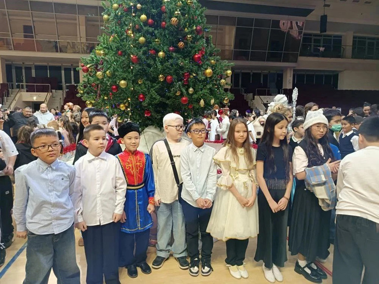 Школьники Целинного района побывали на главной новогодней елке Калмыкии