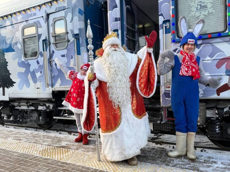 Поезд Деда Мороза собрал тысячи зрителей в Великом Новгороде