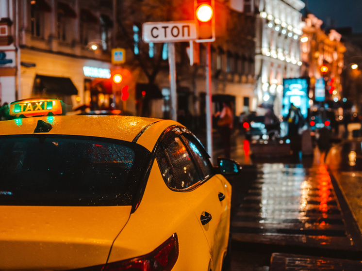 Путин поручил упростить поездки на такси для семей с детьми