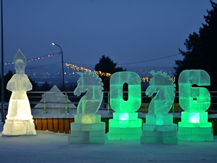 Омский НПЗ «Газпромнефти» установил ледовый городок в Советском парке