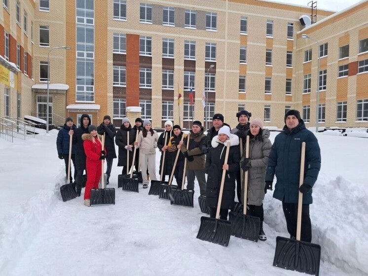 Педагоги, школьники и родители после снегопадов приводят в порядок территории школ