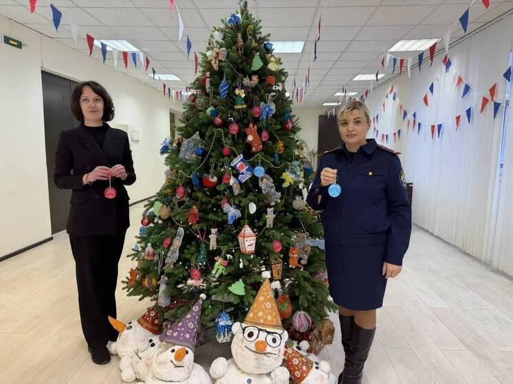 Следователи из Кировска исполнили новогодние мечты детей