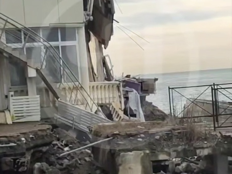 Шторм разрушил набережную в поселке Лоо