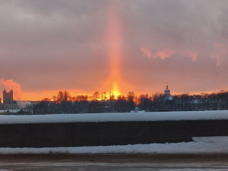 Жители Санкт-Петербурга заметили солнечный столб на закате