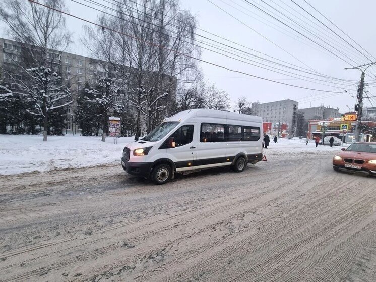 На Эгерском бульваре женщина упала под колеса маршрутки