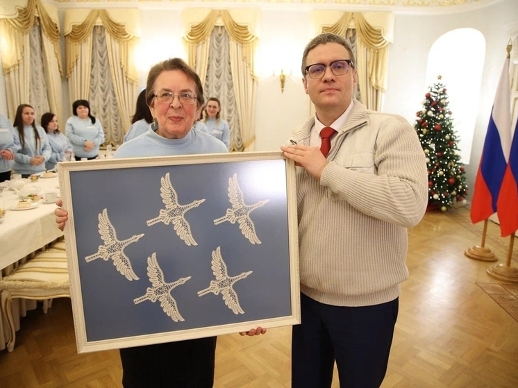 Участники проекта «Журавли.СВОи35» вручили губернатору Вологодской области кружевных журавлей