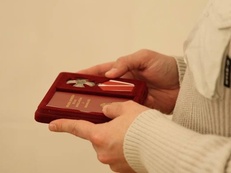 Георгий Филимонов вручил супругам погибших воинов СВО награды