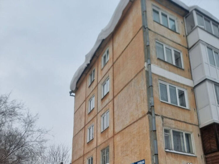 Жители опасаются проходить под крышей возле общежитий КемГУ на Васильева