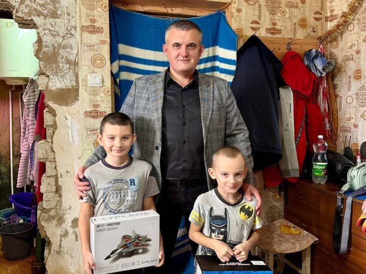 Сотрудники Минтопэнерго ЛНР исполняют детские новогодние мечты