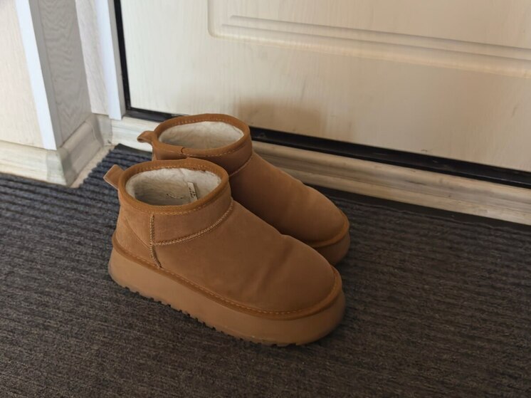 Зимние прогулки с детьми — это не только радость, свежий воздух и движение, но и повышенная зона ответственности для взрослых. Скользкие тротуары, наледь, сугробы у проезжей части и темное время суток требуют особого внимания. Простые правила, которые легко забываются в повседневной суете, зимой становятся критически важными для безопасности ребенка.