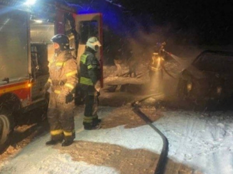 Во Всеволожске у озера сгорела легковушка