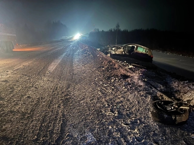 В Вологодском округе автомобиль врезался в ограждение и протаранил встречную машину