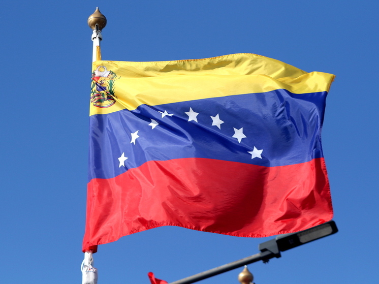 Правительство в Венесуэле ввело мобилизацию населения и военный режим для важных отраслей