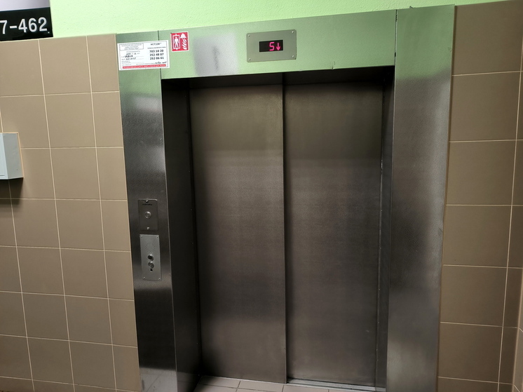 На складе в Электростали уборщица получила травму позвоночника после опущенного на нее лифта