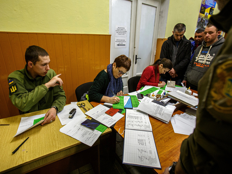 "Страна.ua": в Днепропетровске сотрудники ТЦК тащили полуголого мужчину по снегу до автобуса