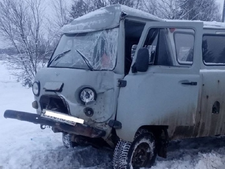 В Ярославской области «буханка» железнодорожников протаранила столб
