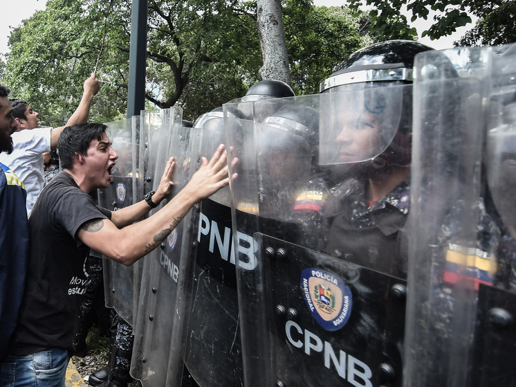 Радиостанция Caracol сообщила об эвакуации правительственных зданий после стрельбы в Каракасе