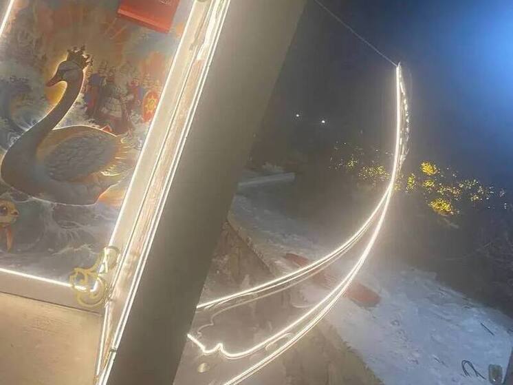 Вандалы сломали светодиодный арт-объект «Книга» на площади Революции в Чите.Фото