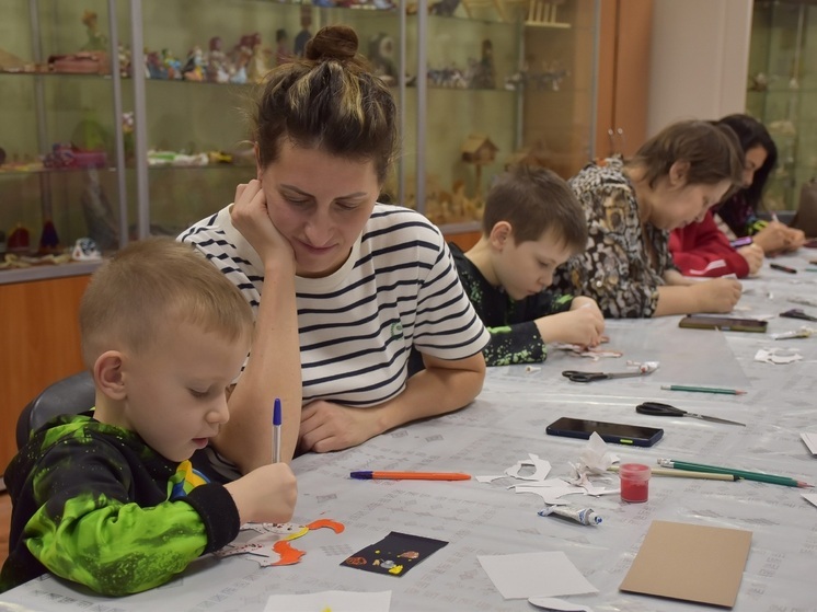 Ребятишек в НАО научили оживлять картонных лошадок