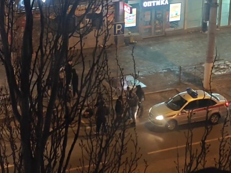 Волгоградцев потревожили ночная сигнализация и крики молодых людей у ТЦ