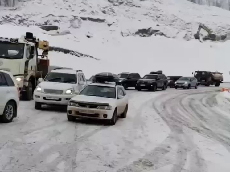 Дорогу Южно-Сахалинск – Холмск на перевале заблокировали застрявшие большегрузы