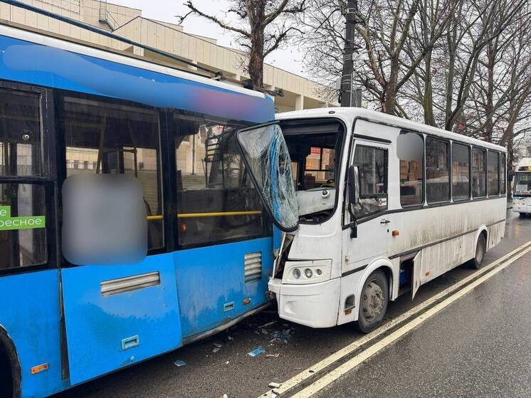 Пять пассажиров пострадали в ДТП с автобусами и троллейбусом в Симферополе