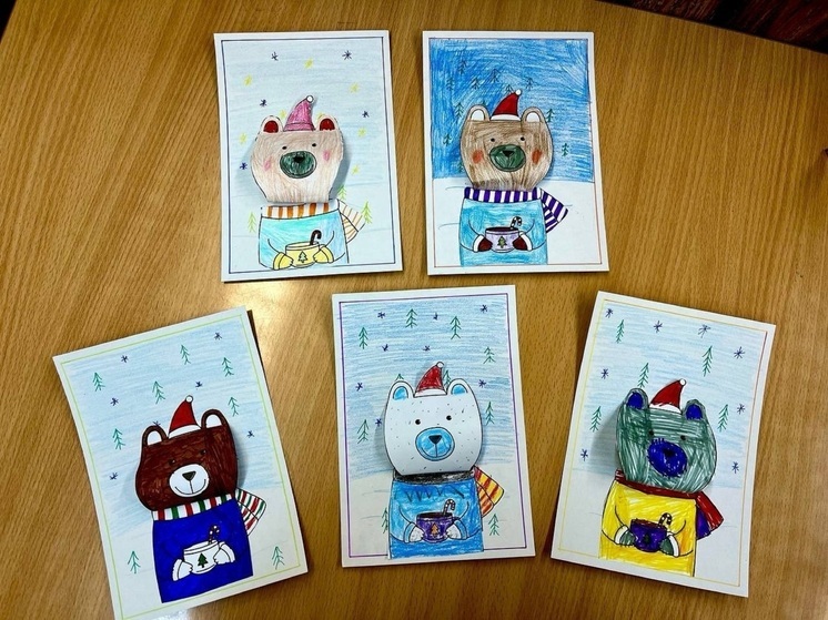 Школу Усть-Кары украсили бумажными медведями