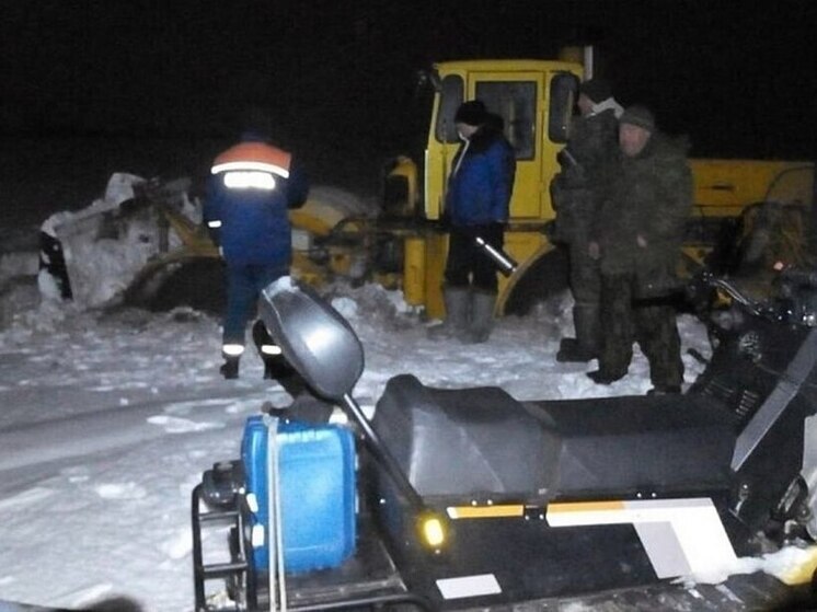 Под Озинками трое мужчин катались по полю на тракторе и застряли