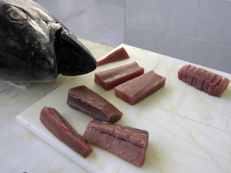 На токийском рыбном рынке тунец продан за 3,2 миллиона долларов