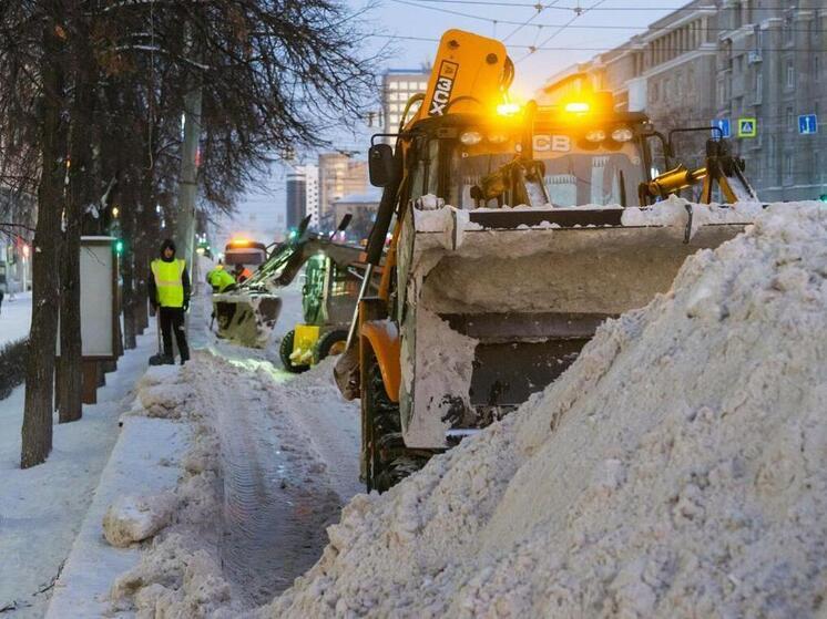 В Челябинске продолжается уборка снега: задействовано более 450 рабочих