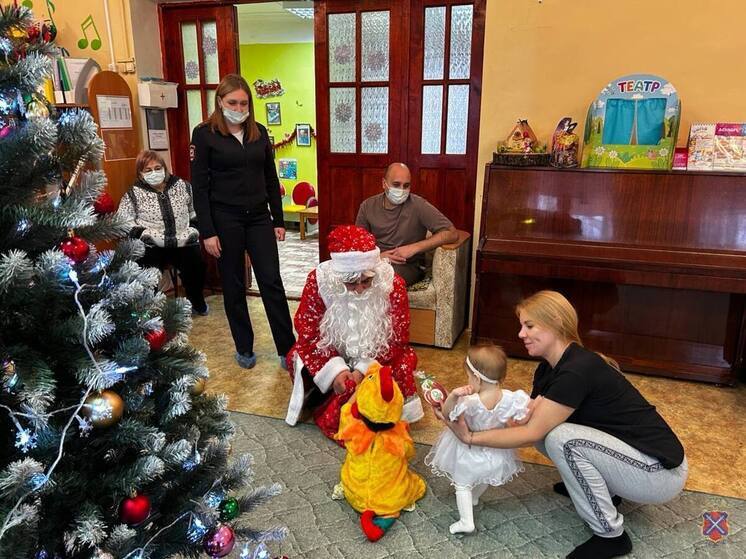 В Волгоградской области полицейские перевоплотились в волшебников для детей