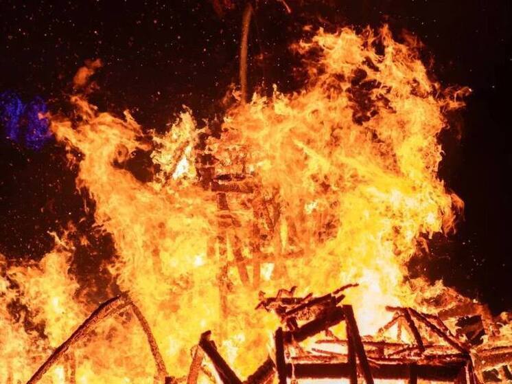 Квартира и гараж сгорели в Надымском районе