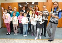 6 января – в Рождественский сочельник – принято наряжаться в костюмы, обходить дома и желать в колядках счастья и благополучия их хозяевам.  Популярны традиции и по украшению жилищ. Например, тематическими фигурками животных, звёздами и колокольчиками.