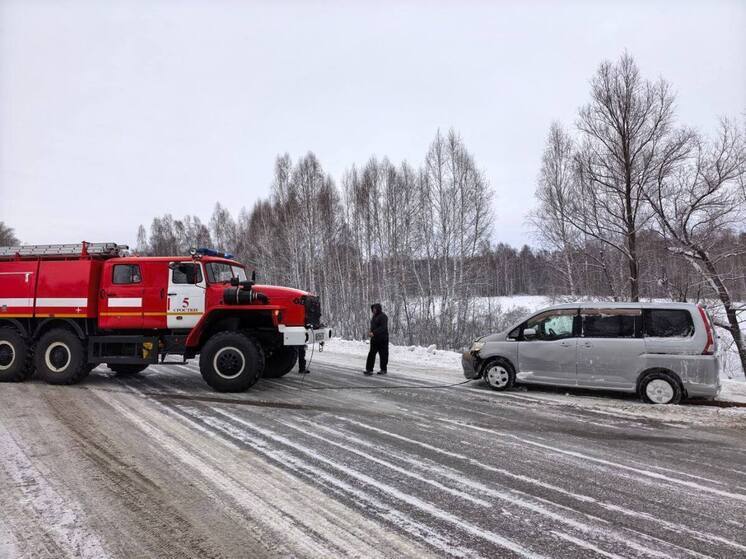 Автомобиль слетел в кювет на Чуйском тракте в Алтайском крае
