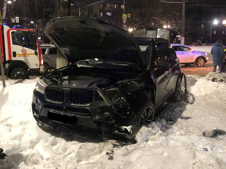 Спасатели ликвидировали последствия ДТП на Харьковской в Брянске