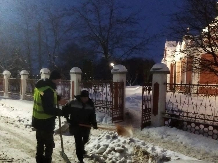 В Старорусском округе очистят от снега подходы к храмам