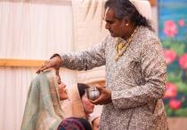 Бывшая участница группы «Фабрика» Сати Казанова сообщила, что получила духовный сан pandita, что означает «монах в миру»