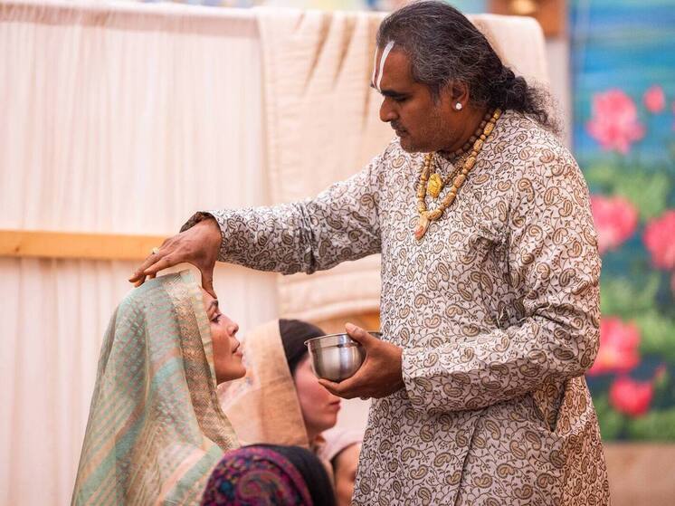 Бывшая участница группы «Фабрика» Сати Казанова сообщила, что получила духовный сан pandita, что означает «монах в миру»