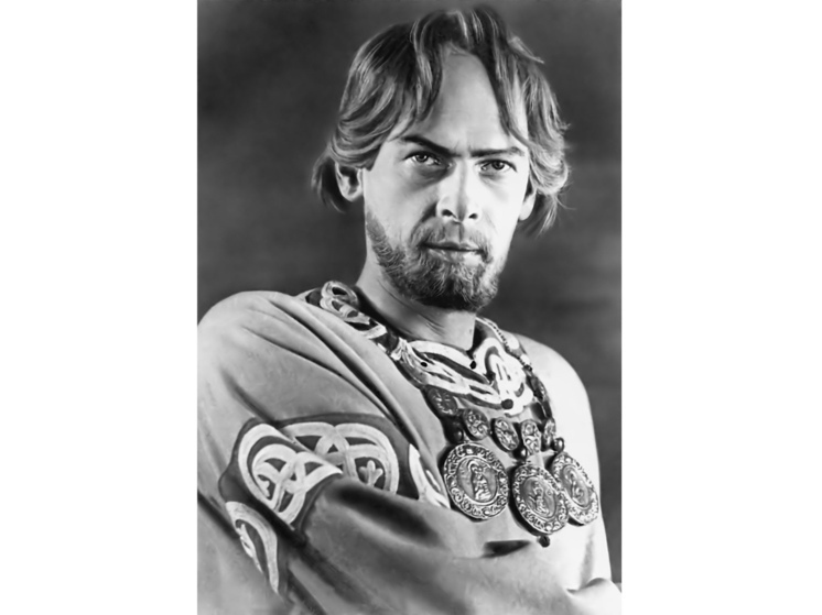 В 1963 году в кинотеатрах шел последний фильм с участием прославленного артиста Николая Черкасова - «Все остается людям»