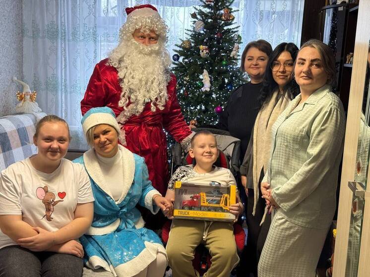 Полицейский Дед Мороз исполнил мечту девятилетнего Димы из Железногорского района