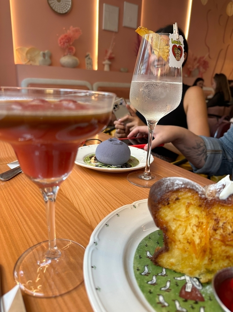 Как не перепить в праздники 
Друзья, пришло время, когда даже самые принципиальные зожники задаются вопросом: а можно ли в праздник и если да, то сколько? Можно ли не отказываться от тоста, но и не чувствовать себя потом так, будто пробежали марафон по холмистой местности