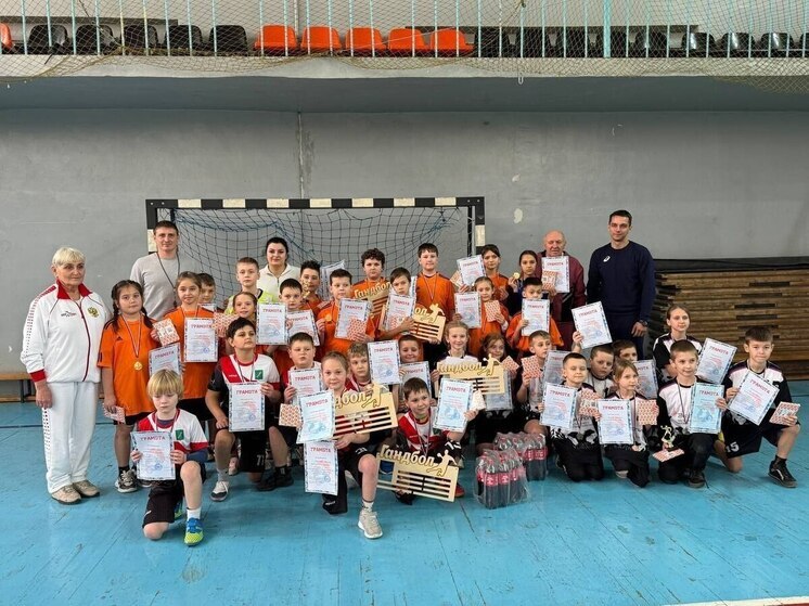 В Харцызске состоялось Первенство города по гандболу "Рождественские встречи"