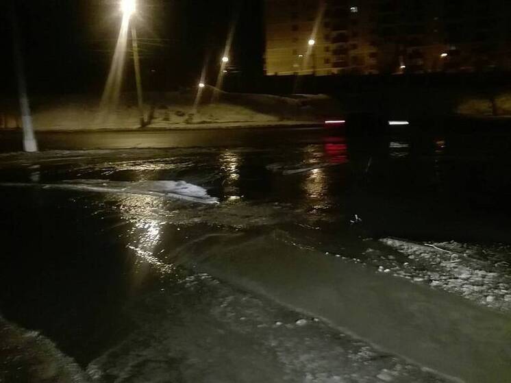 Ледовый каток образовался во Владимире на дороге из-за прорыва трубы