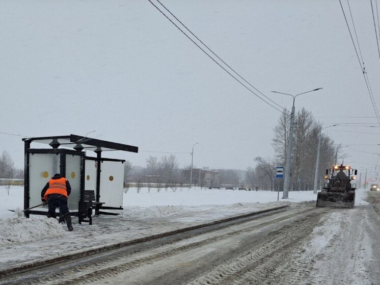 Уборку снега в Омска продолжат до следующего утра