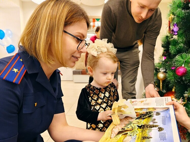 Офицер Следственного комитета поздравила юную жительницу Полярного