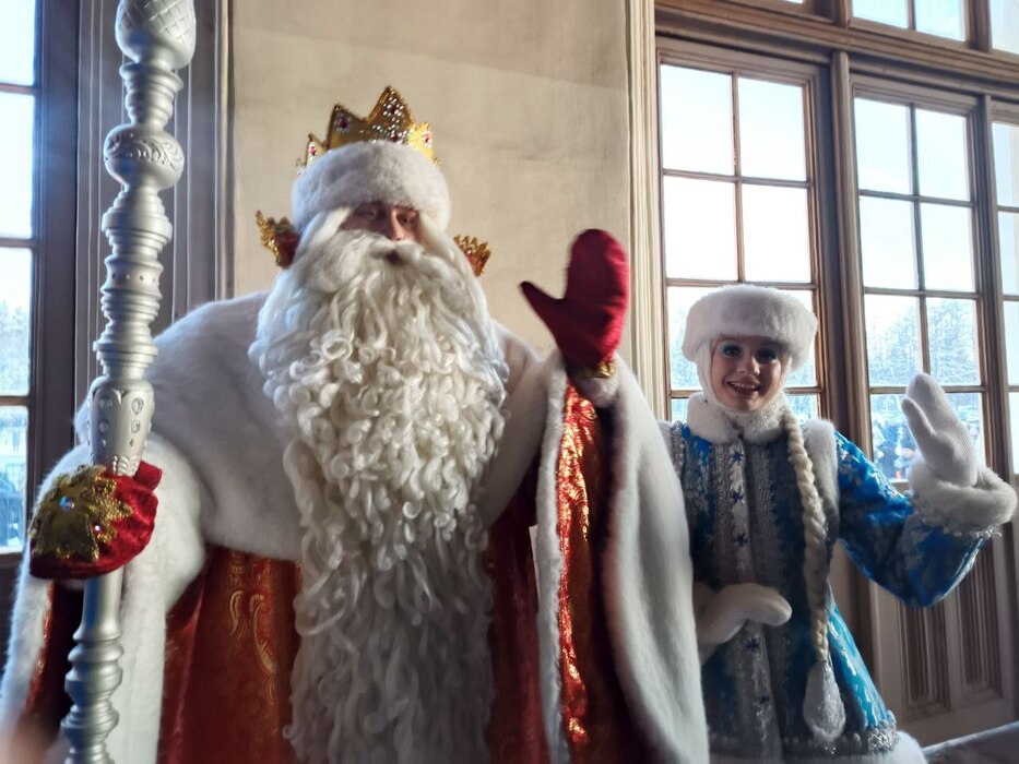 Дед Мороз заехал на волшебном поезде в Петергоф