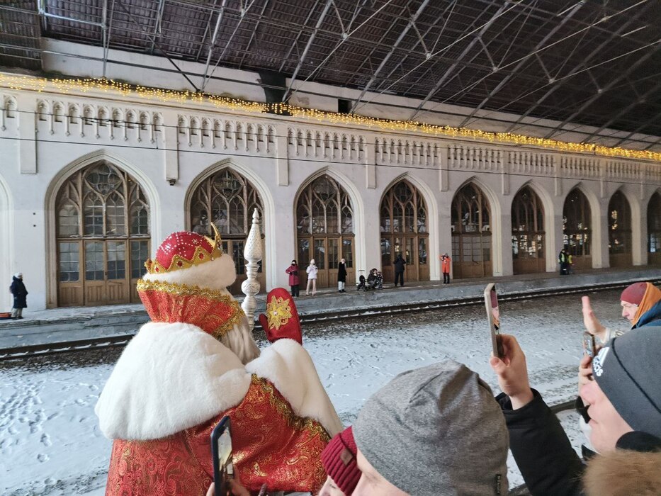 Дед Мороз заехал на волшебном поезде в Петергоф