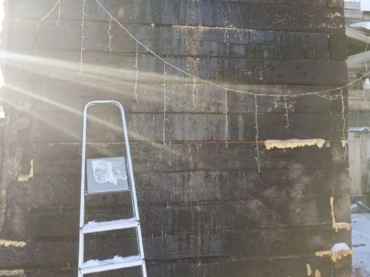 В Тулуне из-за печки горел брусовый дом